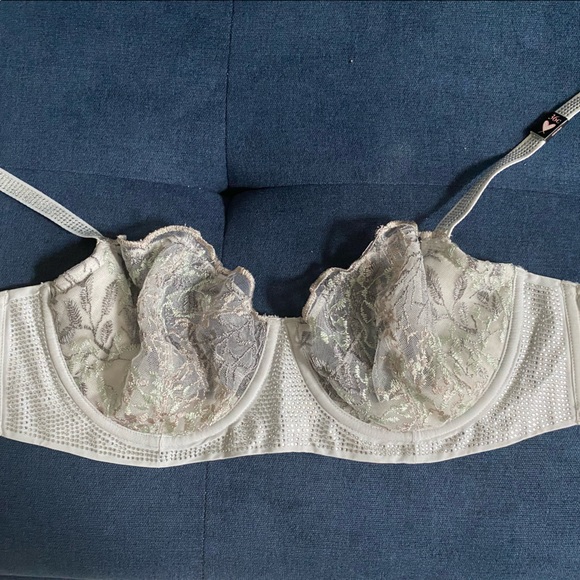 NEVER WORN Victoria’s Secret Embellished Bra - Picture 4 of 4